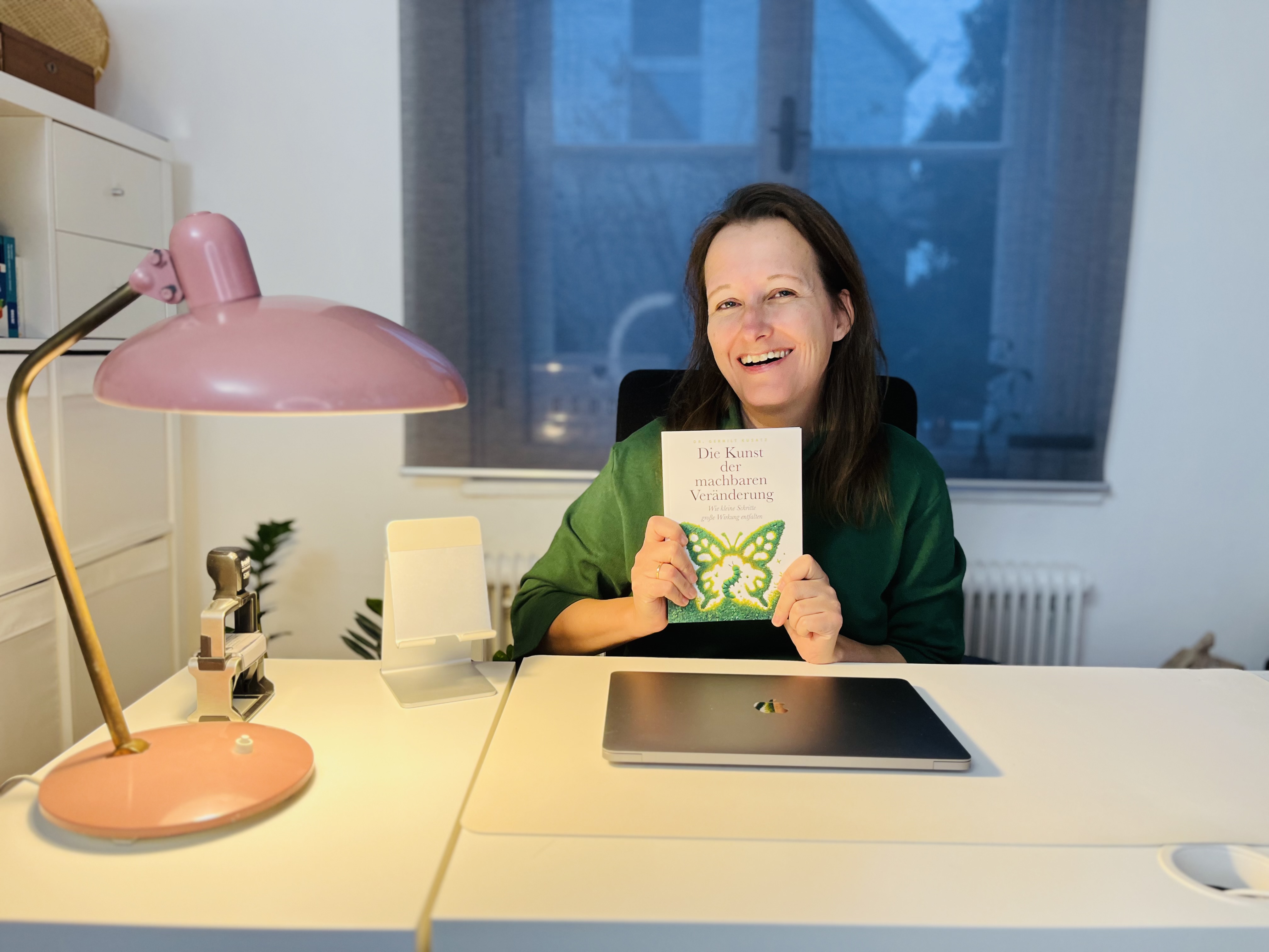 Dr. Gerhilt Kusatz mit ihrem Buch