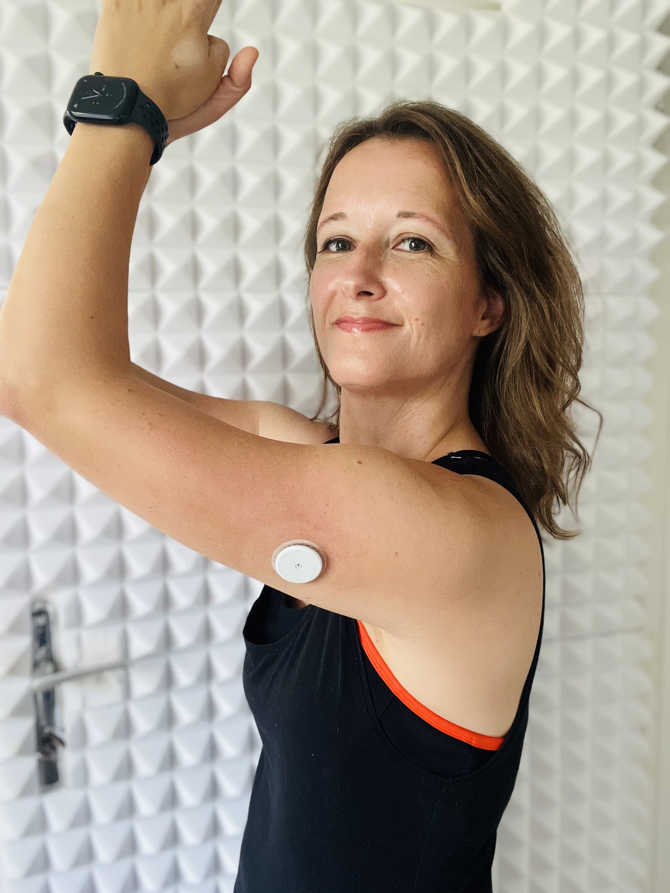 Dr. Gerhilt Kusatz mit CGM-Sensor